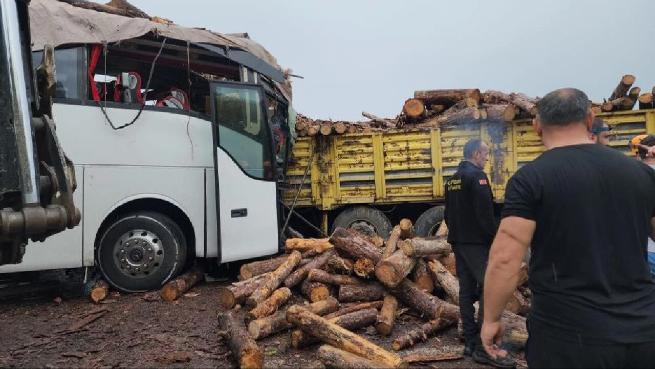 Zonguldak'ta feci kaza! Kamyon ile otobüs kafa kafaya girdi: 2 ölü, 23 yaralı - 2. Resim