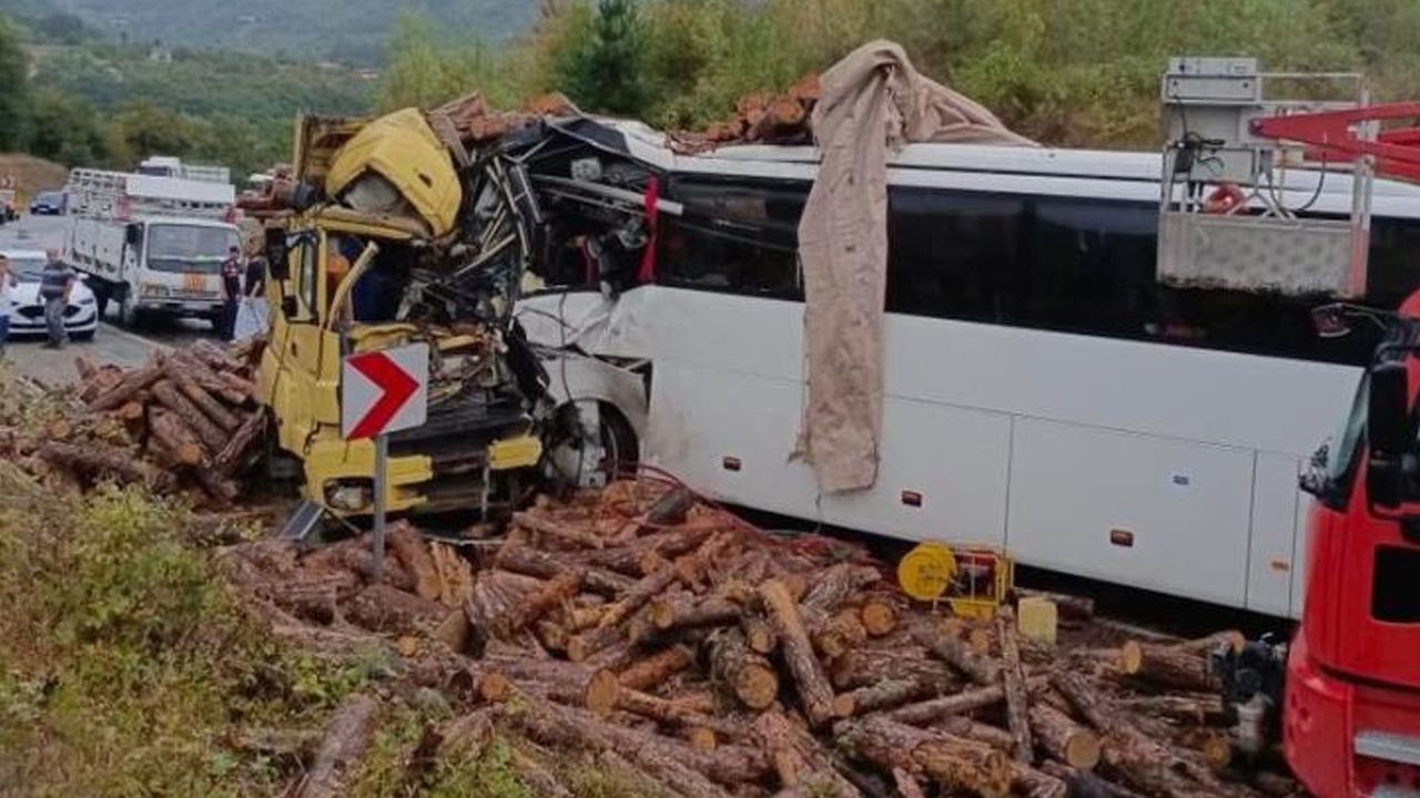 Zonguldak'ta feci kaza! Kamyon ile otobüs kafa kafaya girdi: 2 ölü, 23 yaralı