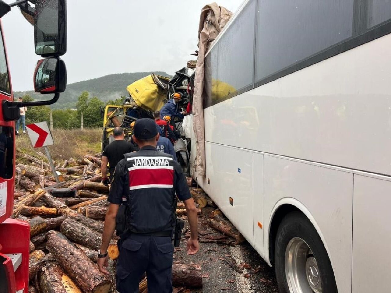 Zonguldak'ta feci kaza! Kamyon ile otobüs kafa kafaya girdi: Ölü ve yaralılar var - 1. Resim