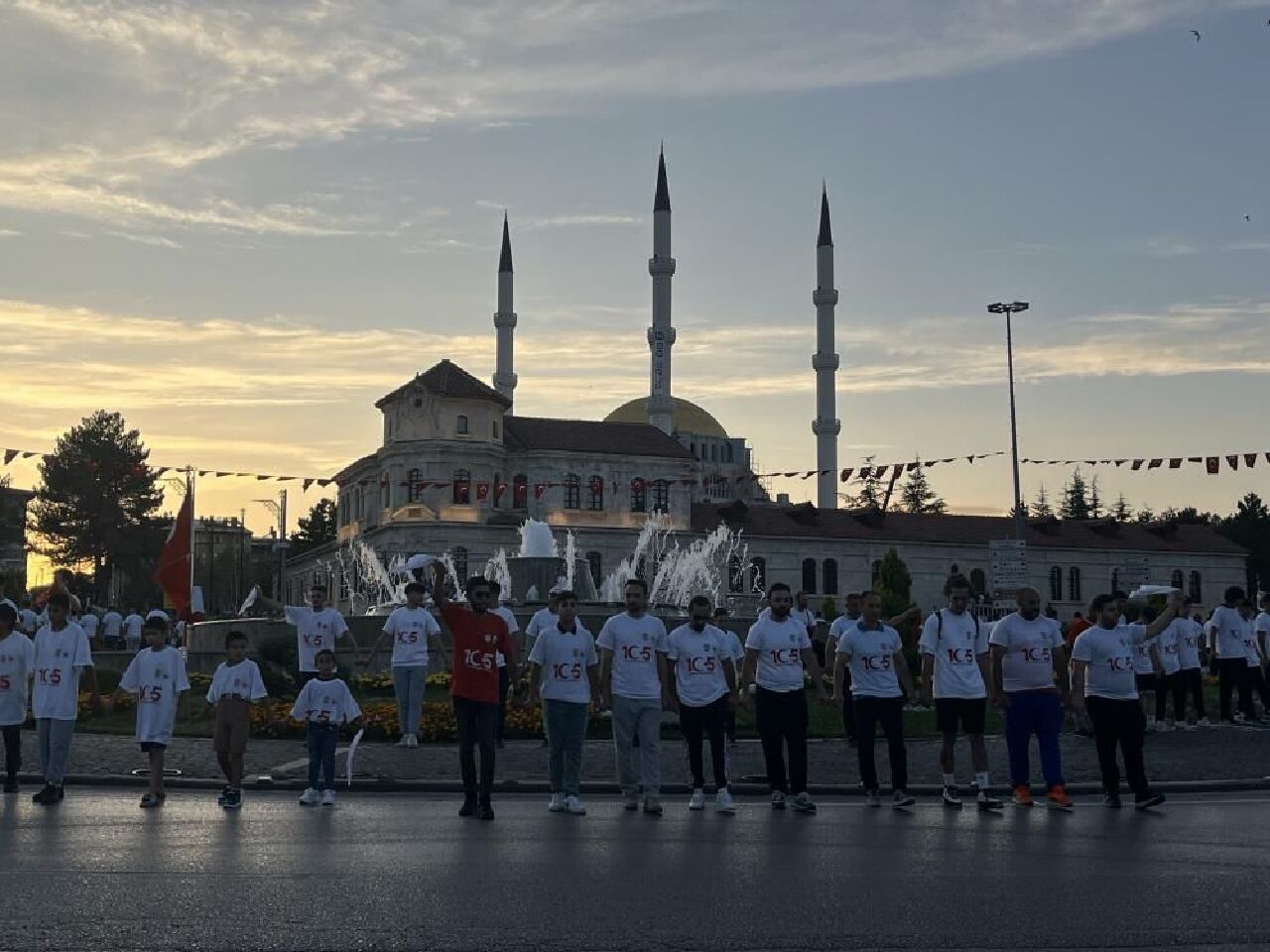 Böyle halay görülmedi: Sivas’ta 1058 kişi kol kola girdi! - 2. Resim