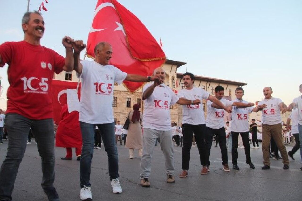 Böyle halay görülmedi: Sivas’ta 1058 kişi kol kola girdi! - 1. Resim