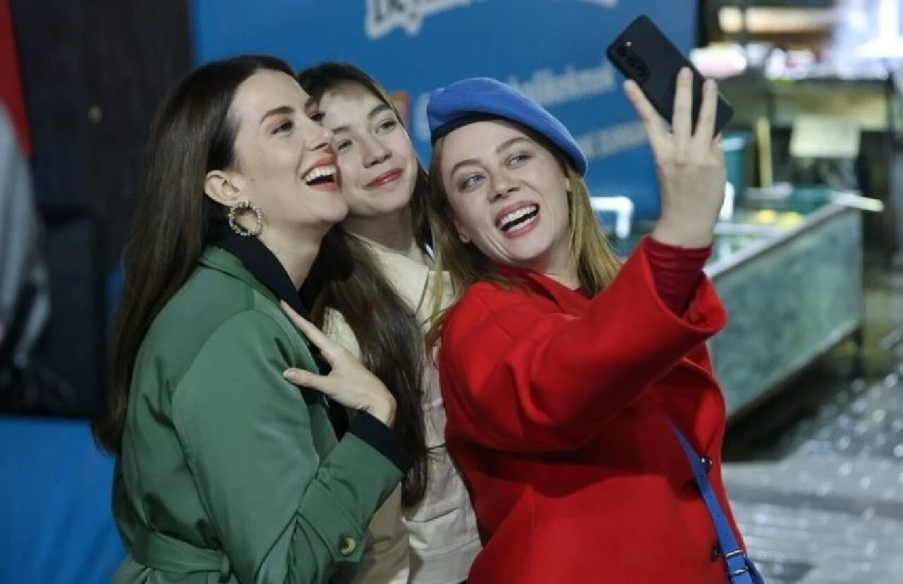 Çok Güzel Hareketler Bunlar'ın oyuncusu Büşra Pekin Bahar dizisinde! Başhekim rolüyle geliyor - 3. Resim