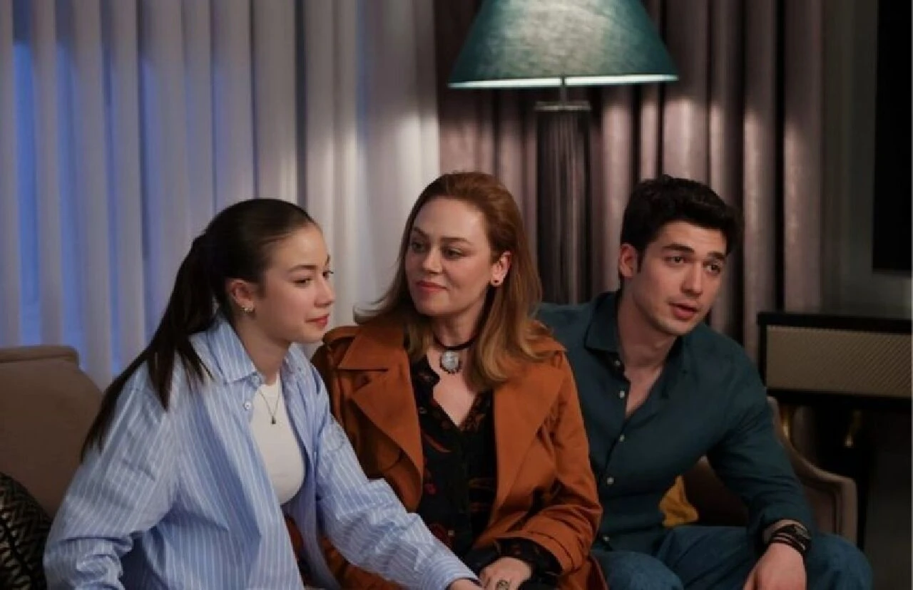 Çok Güzel Hareketler Bunlar'ın oyuncusu Büşra Pekin Bahar dizisinde! Başhekim rolüyle geliyor - 1. Resim