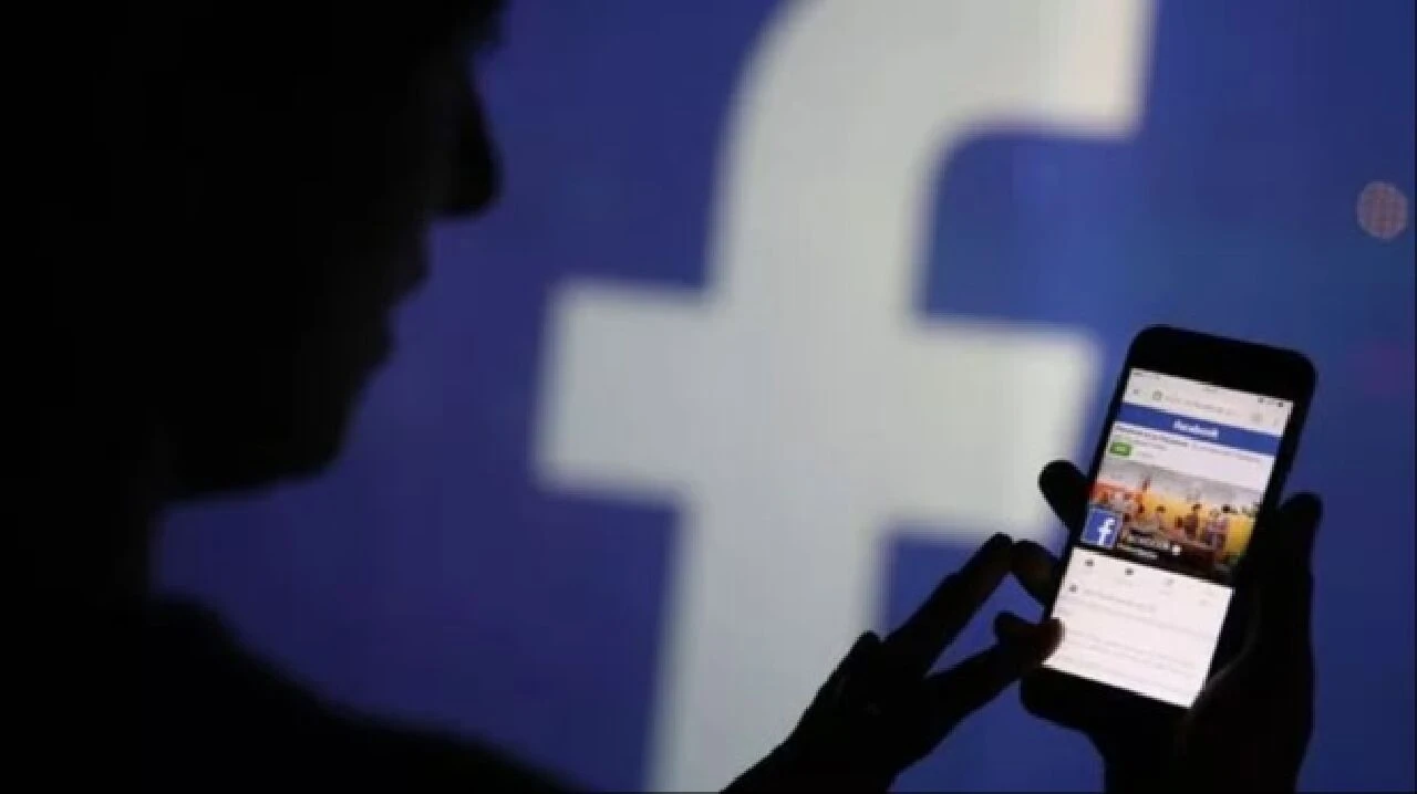 Facebook'un pazarlama ortağı itiraf etti: Akıllı telefonlar dinleniyormuş!