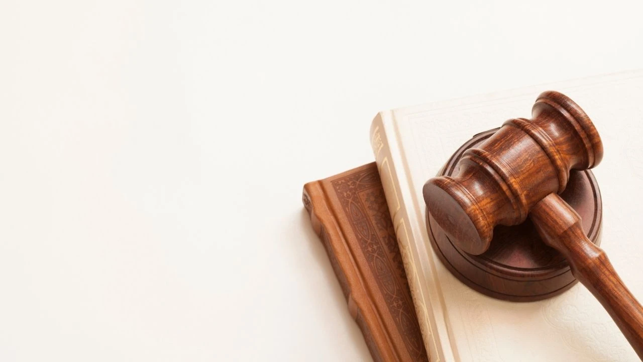 Hükmün açıklanmasının geriye bırakılması, belirli kriterler uyulursa davanın düşmesi anlamına geliyor