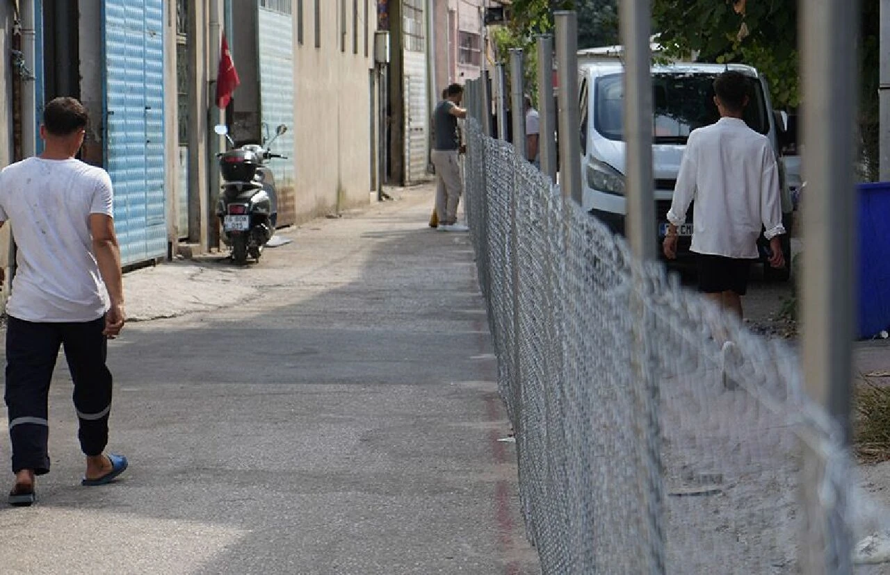 Kemal Sunal'ın Propaganda filmi gerçek oldu! 50 yıllık komşular tel örgü arkasından konuşuyor - 2. Resim