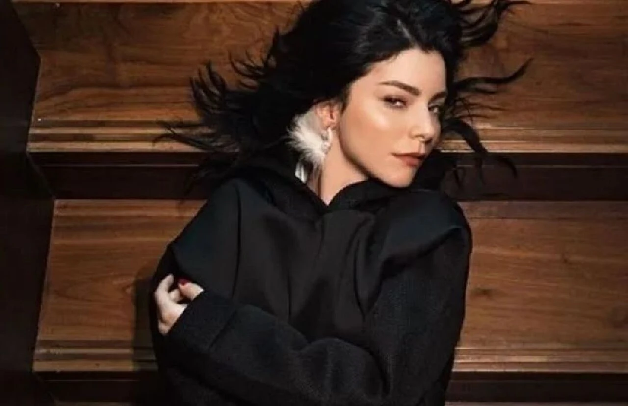 Merve Boluğur mekanı terk etti! Yan masadan gelen ikram keyfini kaçırdı - 2. Resim