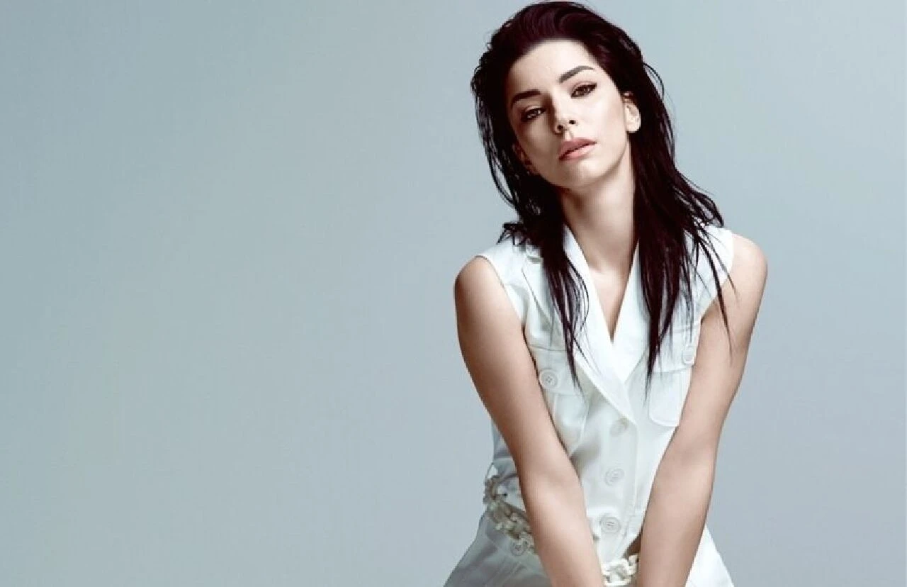 Merve Boluğur mekanı terk etti! Yan masadan gelen ikram keyfini kaçırdı - 3. Resim