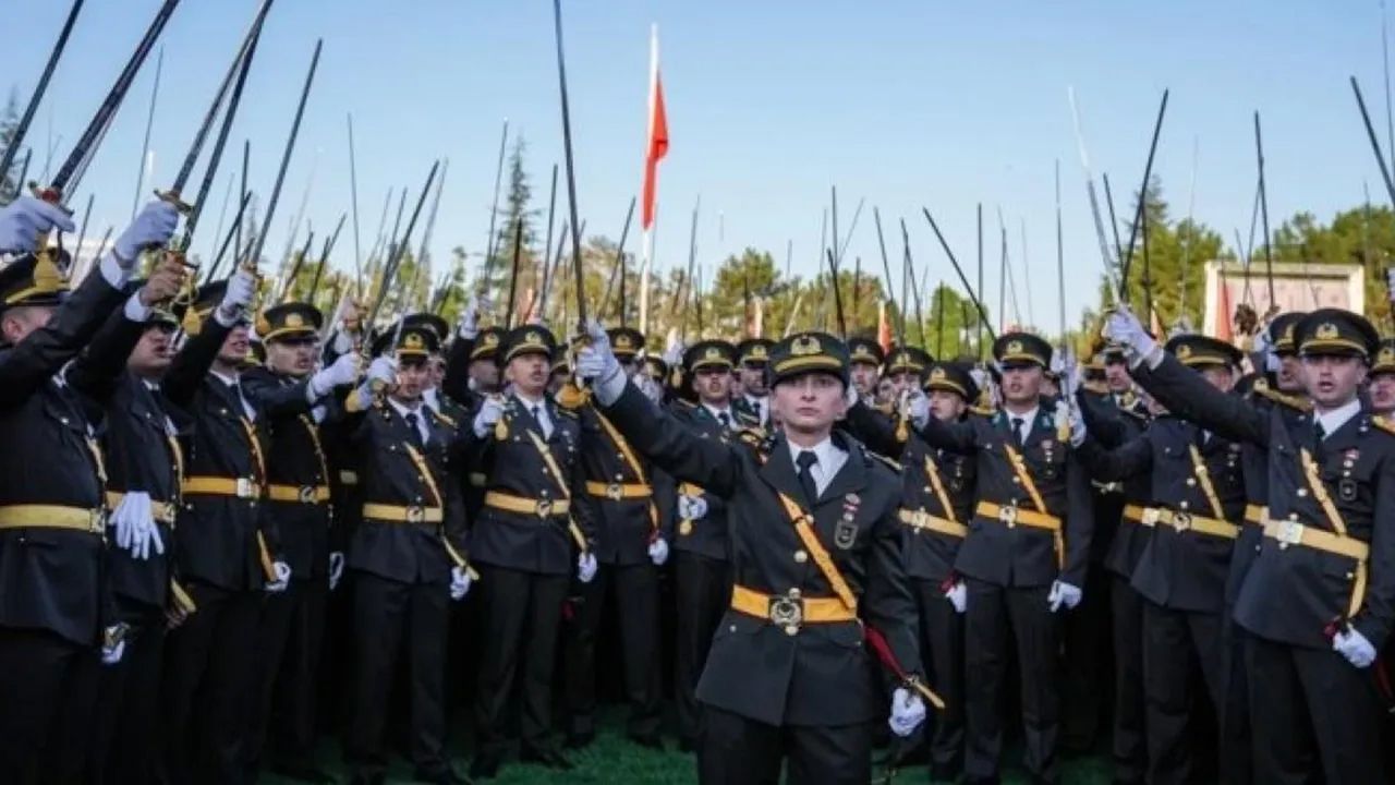 MHP lideri Bahçeli'den kılıçlı yemin töreni açıklaması: Mahsurlu ve bayağı bir polemik - 1. Resim