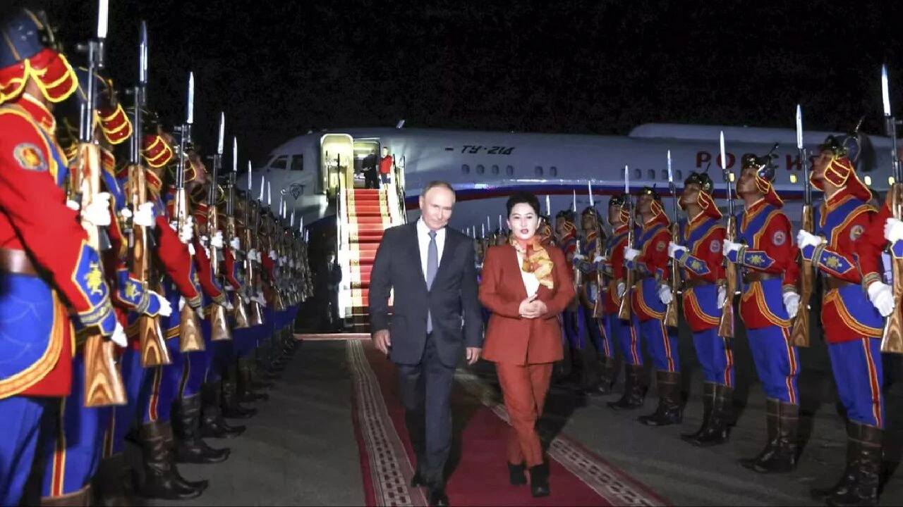 Moğolistan UCM kararını çiğnedi! Putin elini kolunu sallayarak ülkeye girdi - 1. Resim