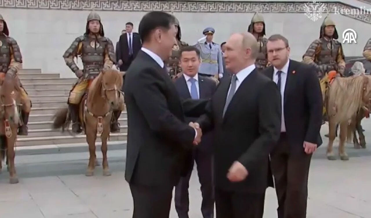 Moğolistan UCM kararını çiğnedi! Putin elini kolunu sallayarak ülkeye girdi - 3. Resim