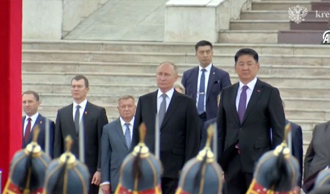 Moğolistan UCM kararını çiğnedi! Putin elini kolunu sallayarak ülkeye girdi - 2. Resim