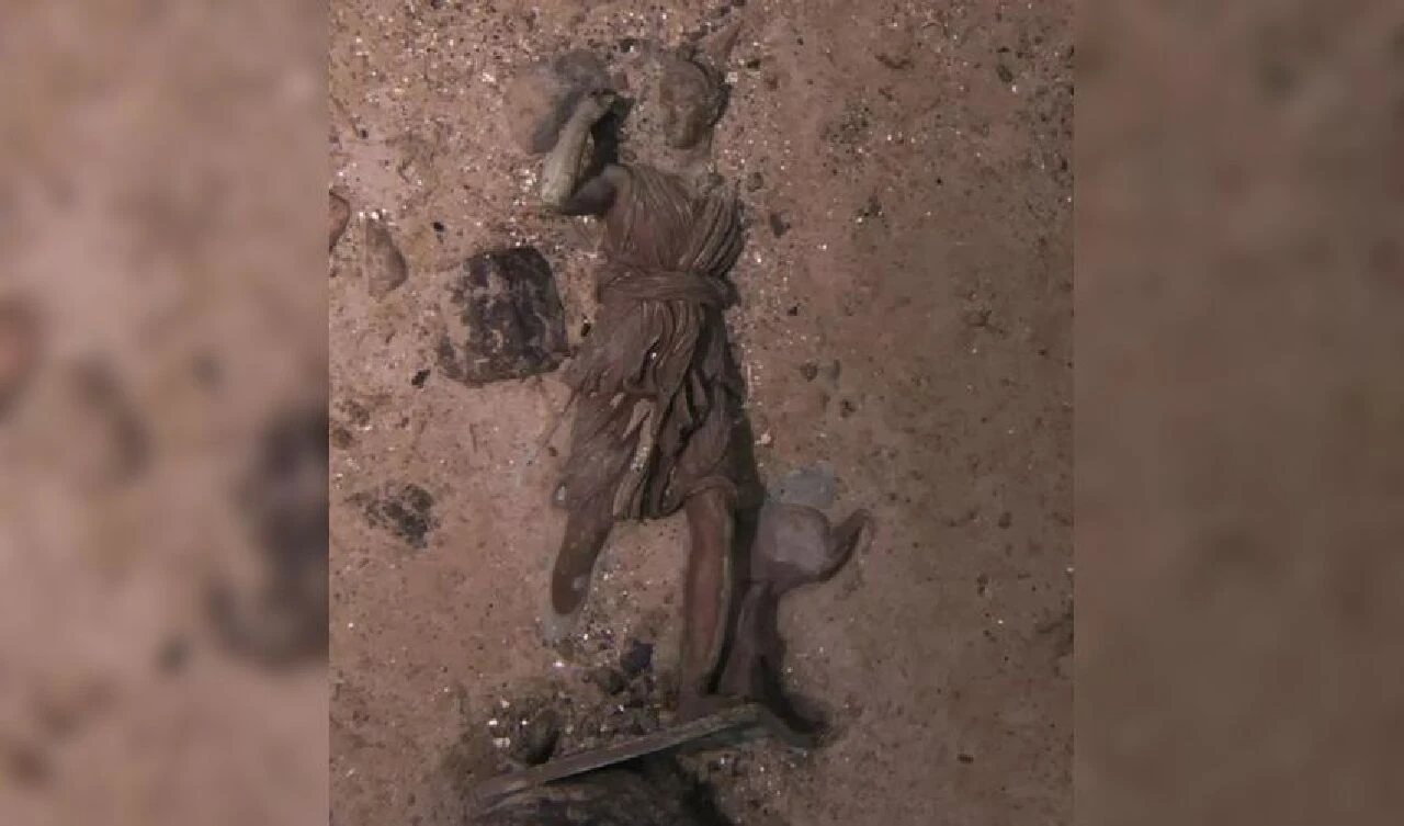 Robot denizaltılardan Titanik enkazında yeni keşif! Gizemli heykel ve tırabzan bulundu