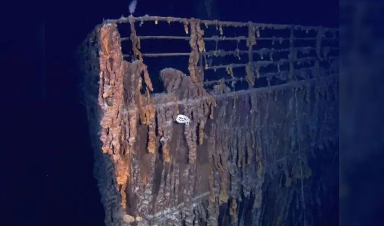 Robot denizaltılardan Titanik enkazında yeni keşif! Gizemli heykel ve tırabzan bulundu