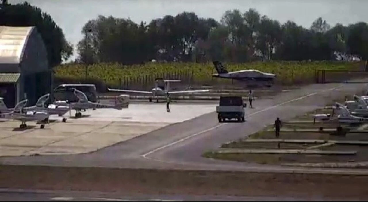 Son dakika | İstanbul'da eğitim uçağı pistten çıktı! İniş takımları kırıldı - 1. Resim