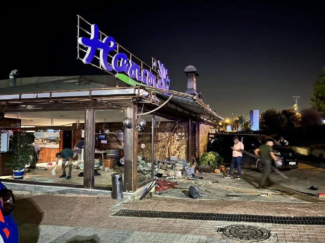 Arnavutköy’de korku dolu anlar: Otomobil restorana böyle daldı! - 1. Resim