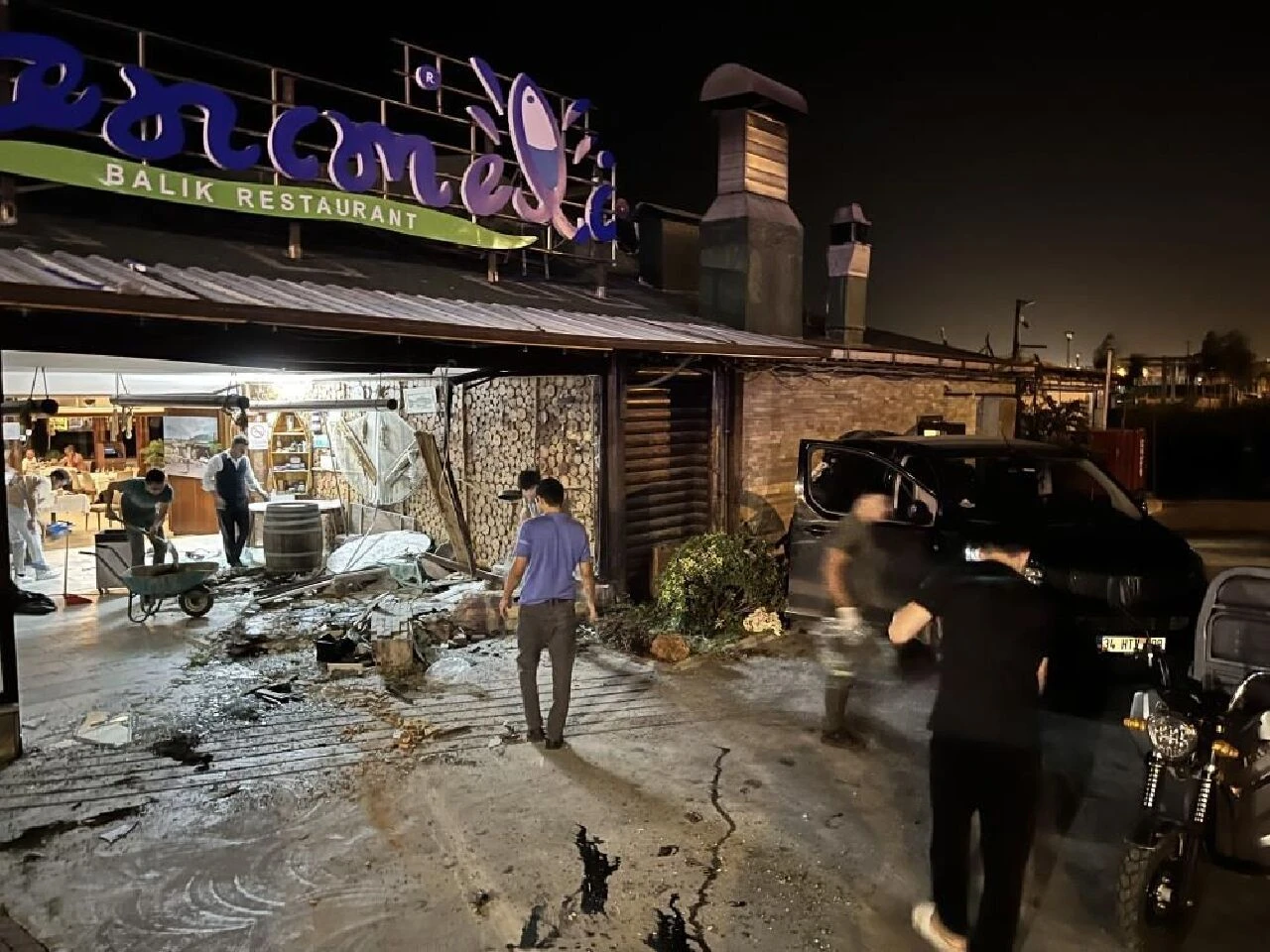 Arnavutköy’de korku dolu anlar: Otomobil restorana böyle daldı! - 2. Resim