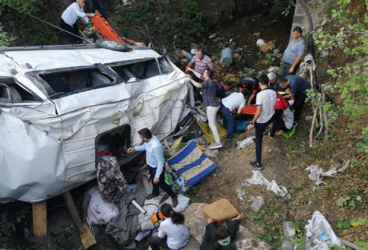 Fındık hasadı dönüşü korkunç kaza! Minibüs şarampole yuvarlandı: 1 ölü 25 yaralı - 1. Resim