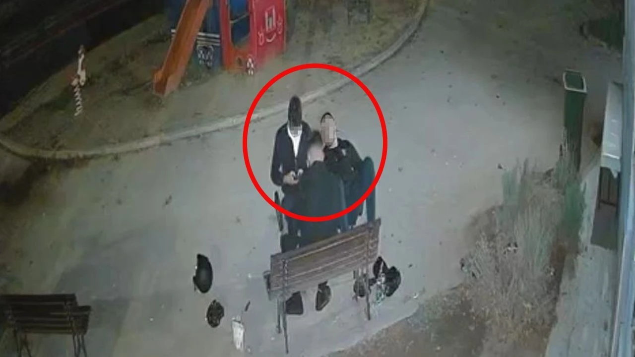 Gençlerin akılalmaz anları! 'Rahatsız etmeye hakkı yok' dedi, güvenlik kamerasını taşladı - 1. Resim