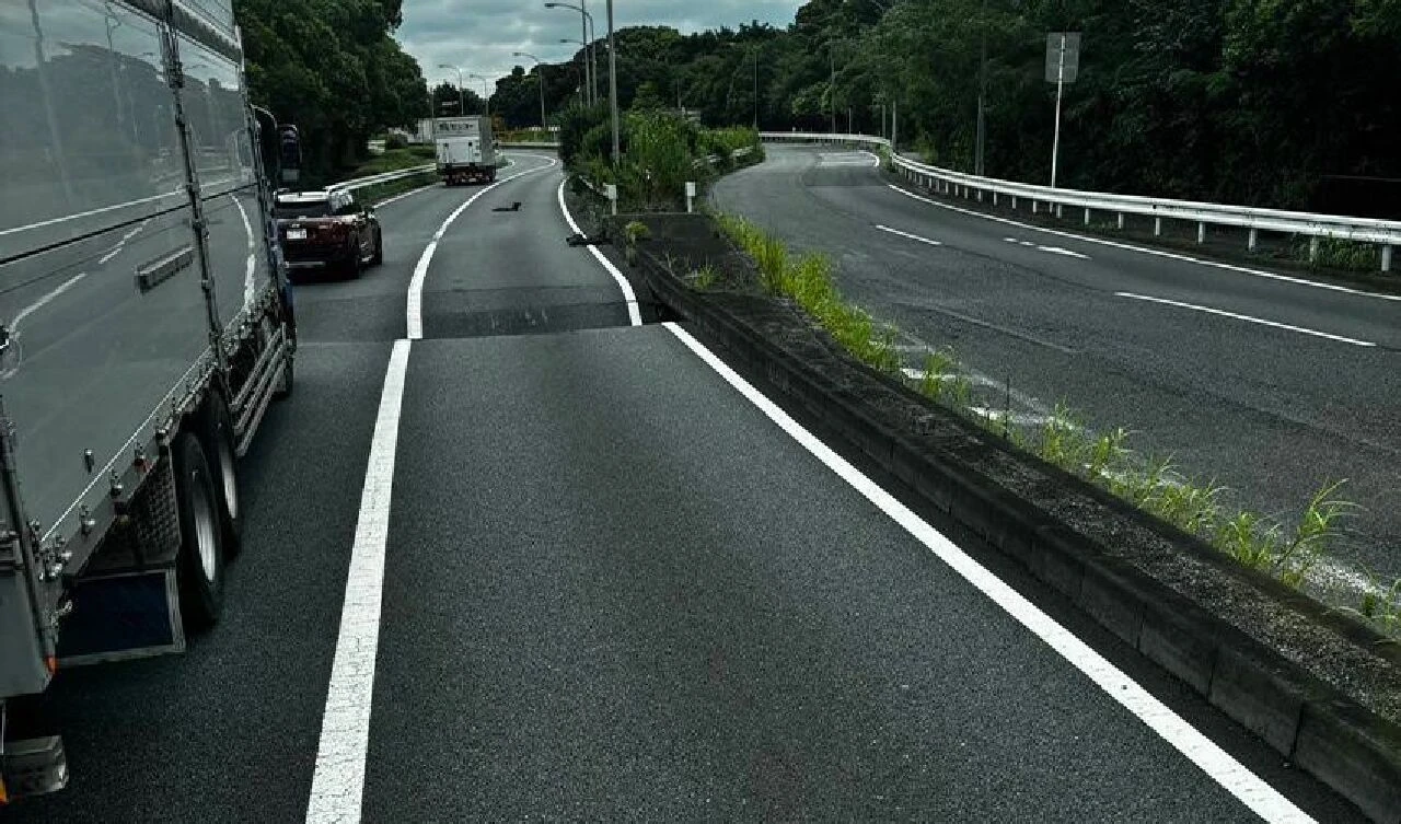 Şans eseri kurtuluş: Yol ortadan ikiye ayrıldı! Şiddetli yağışlar felaketi de beraberinde getirdi - 1. Resim