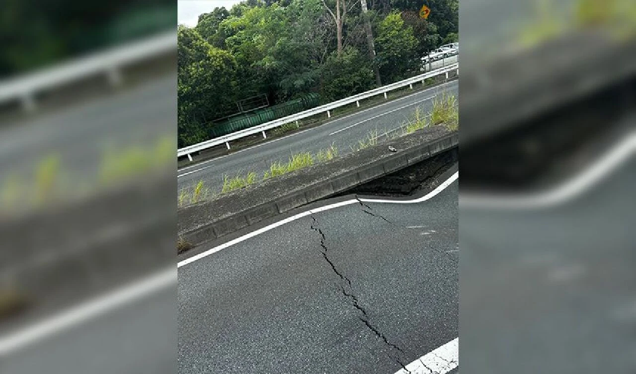 Şans eseri kurtuluş: Yol ortadan ikiye ayrıldı! Şiddetli yağışlar felaketi de beraberinde getirdi - 2. Resim