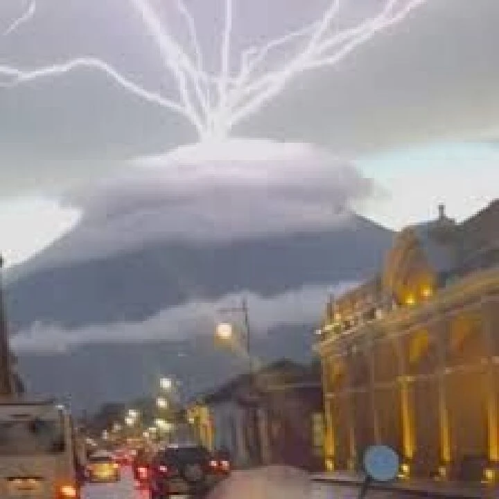 Yanardağa düşen yıldırım anları nefes kesti! Ortaya ilginç görüntüler çıktı