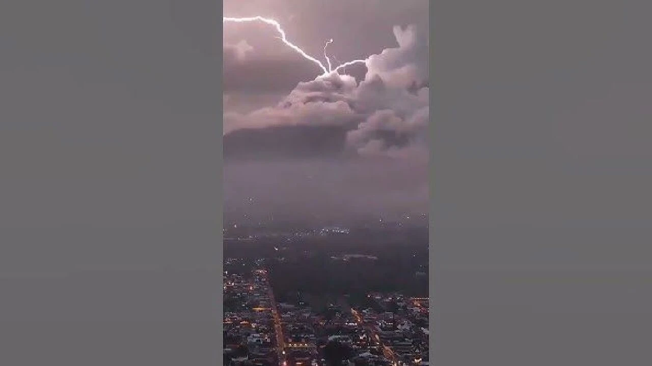 Yanardağa düşen yıldırım anları nefes kesti! Ortaya ilginç görüntüler çıktı
