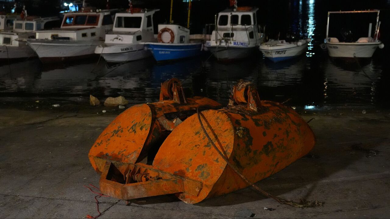 Arnavutköy sahilinde panik: Denizde içinde patlayıcı olan madde bulundu - 1. Resim