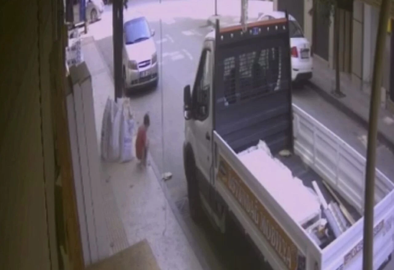 Bazada zıplayan çocuk bir anda pencereden düştü! Görenler şaştı kaldı