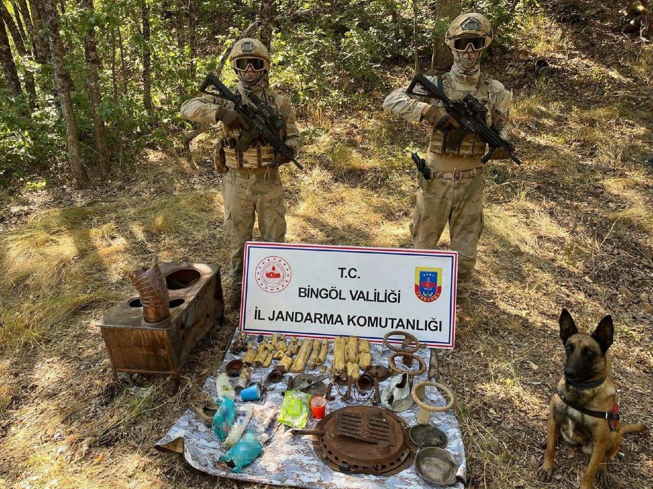 Bingöl'de PKK'ya ağır darbe! 8 odalı sığınak ve çeşitli malzemeler ele geçirildi. - 1. Resim