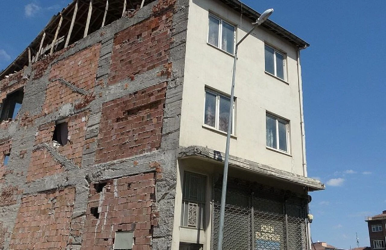 Hasarlı binada korkunç manzara! Sadece kemikleri kalmış ceset bulundu - 1. Resim