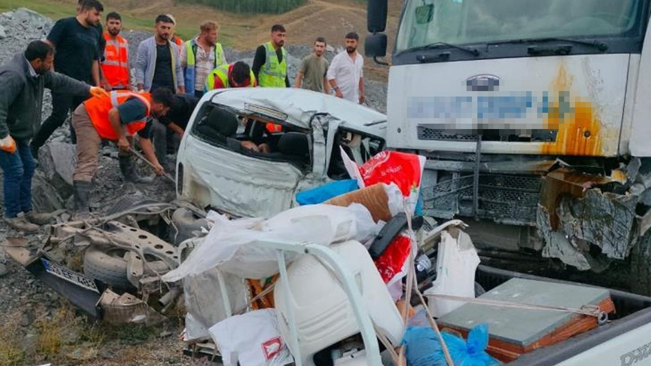 Kamyon karşı yönden gelen aracı biçti! Ölü ve yaralılar var