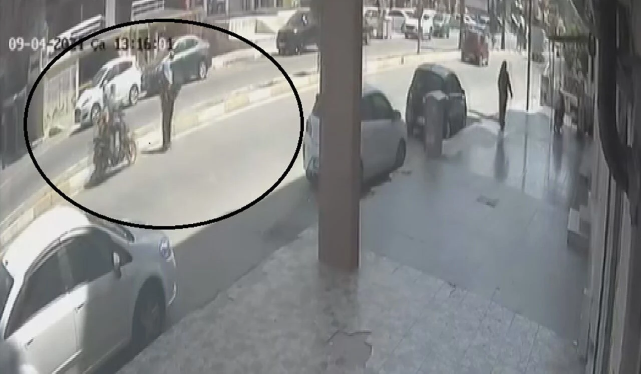 Motosikletin savurduğu kadın, hiçbir şey olmamış gibi kalkıp yürümeye devam etti