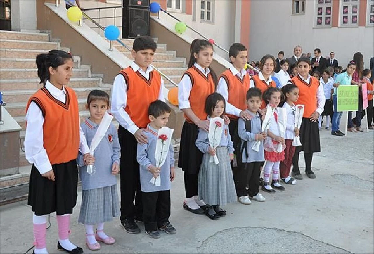 Öğrencilere müjde: Kırtasiye ve giysi desteği başvuru süresi uzatıldı! Tam 5 bin öğrenciye 4 bin 500 lira verilecek