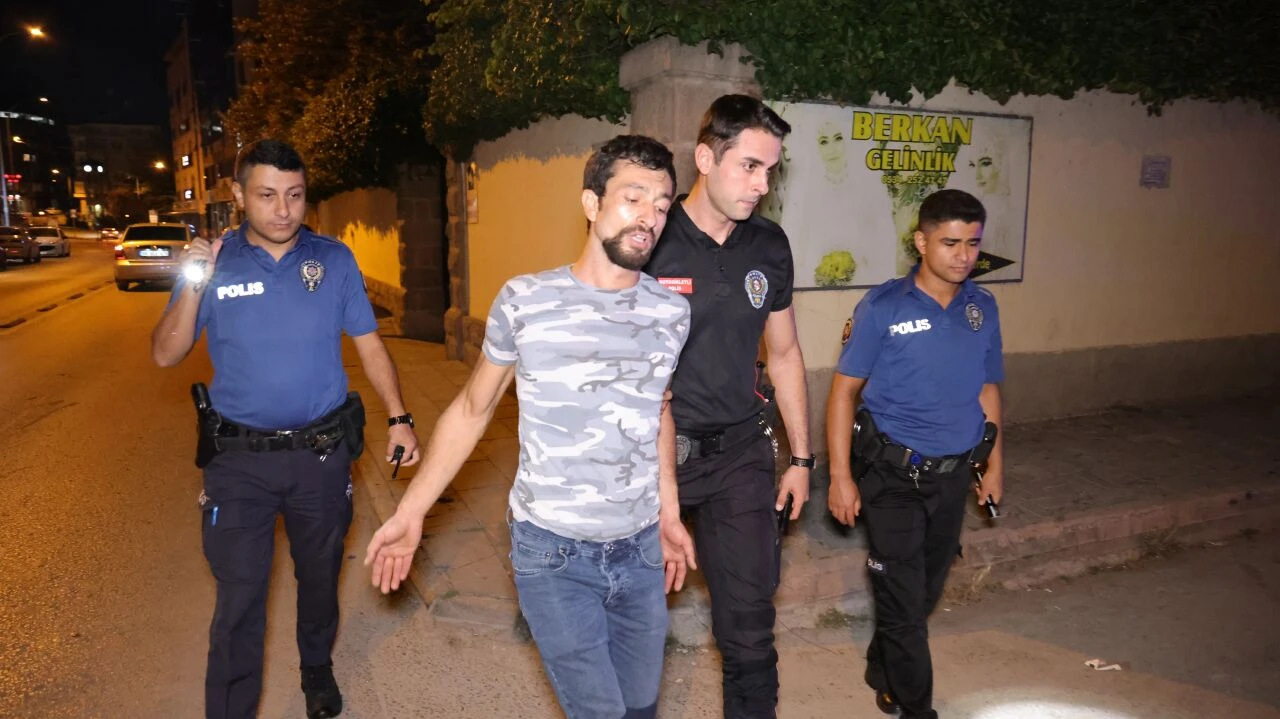 Polisi görünce attı, pişkince cevap verdi! Film gibi kovalamaca kamerada - 1. Resim