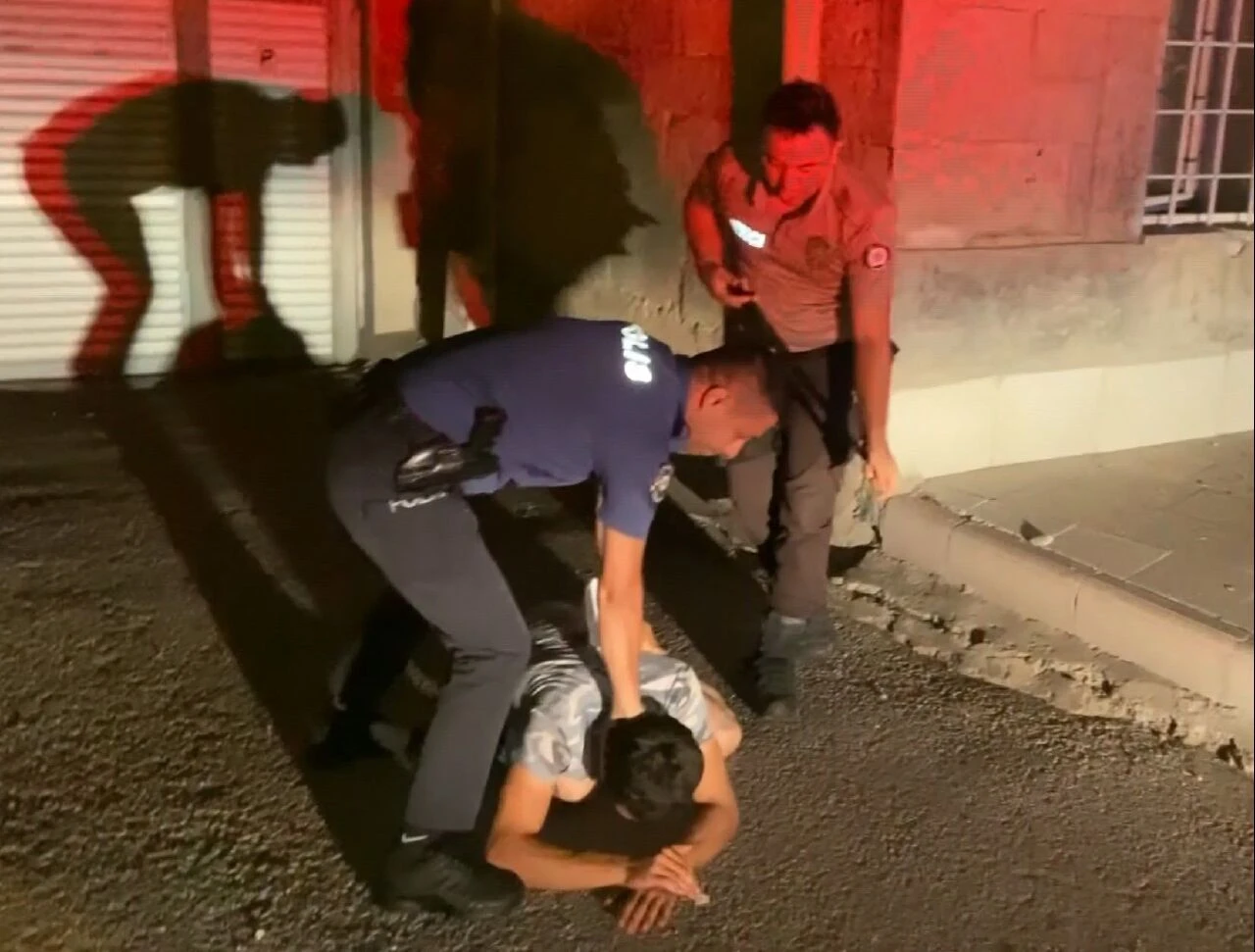 Polisi görünce attı, pişkince cevap verdi! Film gibi kovalamaca kamerada - 2. Resim