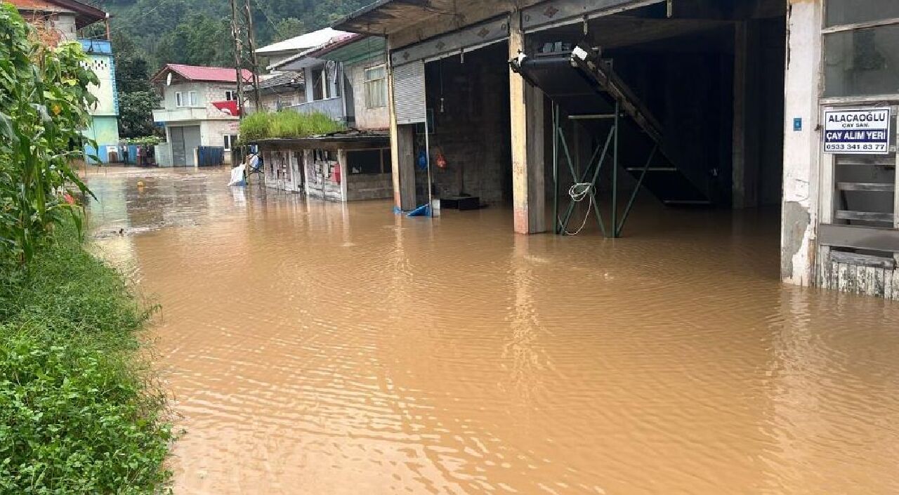 Rize'de sel felaketi: Heyelan ve taşan dereler hayatı felç etti - 2. Resim