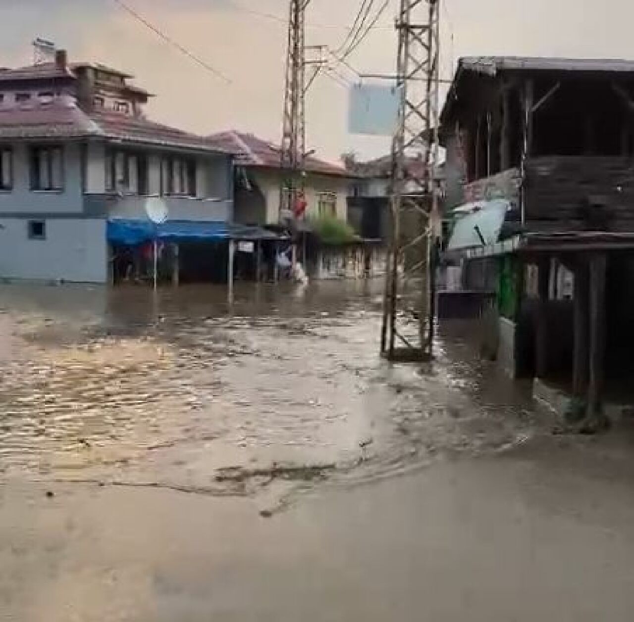 Rize'de sel felaketi: Heyelan ve taşan dereler hayatı felç etti - 3. Resim