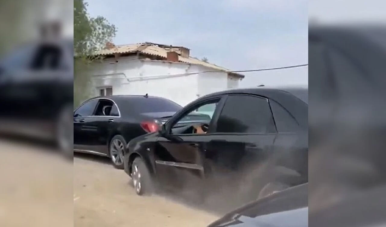 Burası bir lunapark değil arabalar da gerçek! Düğün konvoyunda 'çarpışma' yarışı - 2. Resim