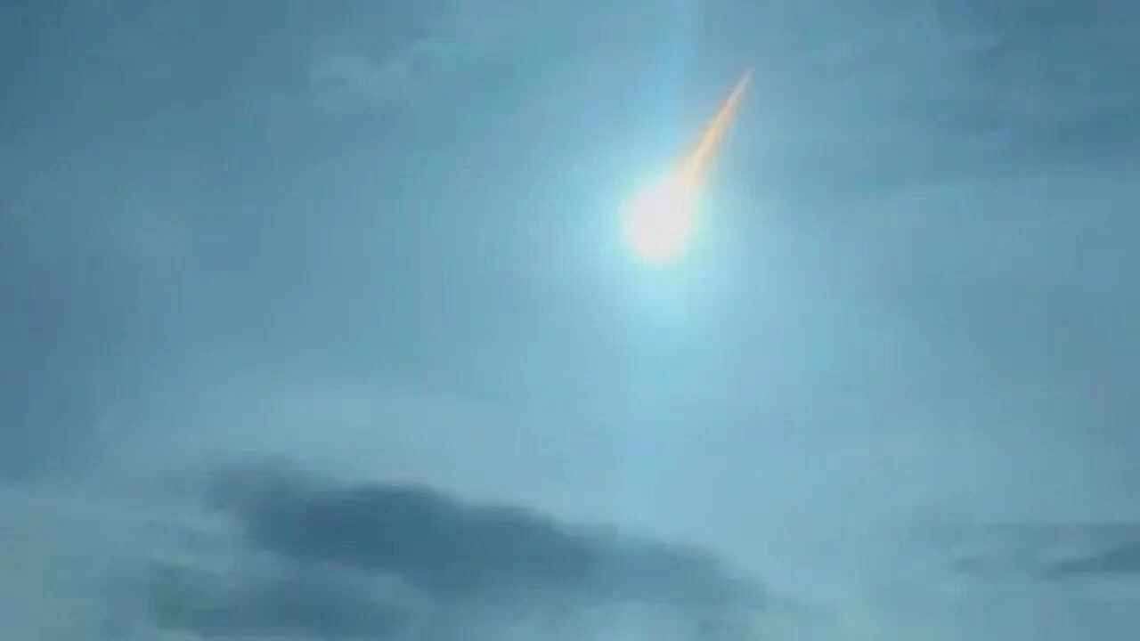 Gökyüzünde patlayan 'ateş topu': Zifiri karanlığı gündüze çevirdi - 5. Resim