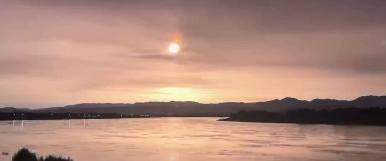 Gökyüzünde patlayan 'ateş topu': Zifiri karanlığı gündüze çevirdi - 1. Resim