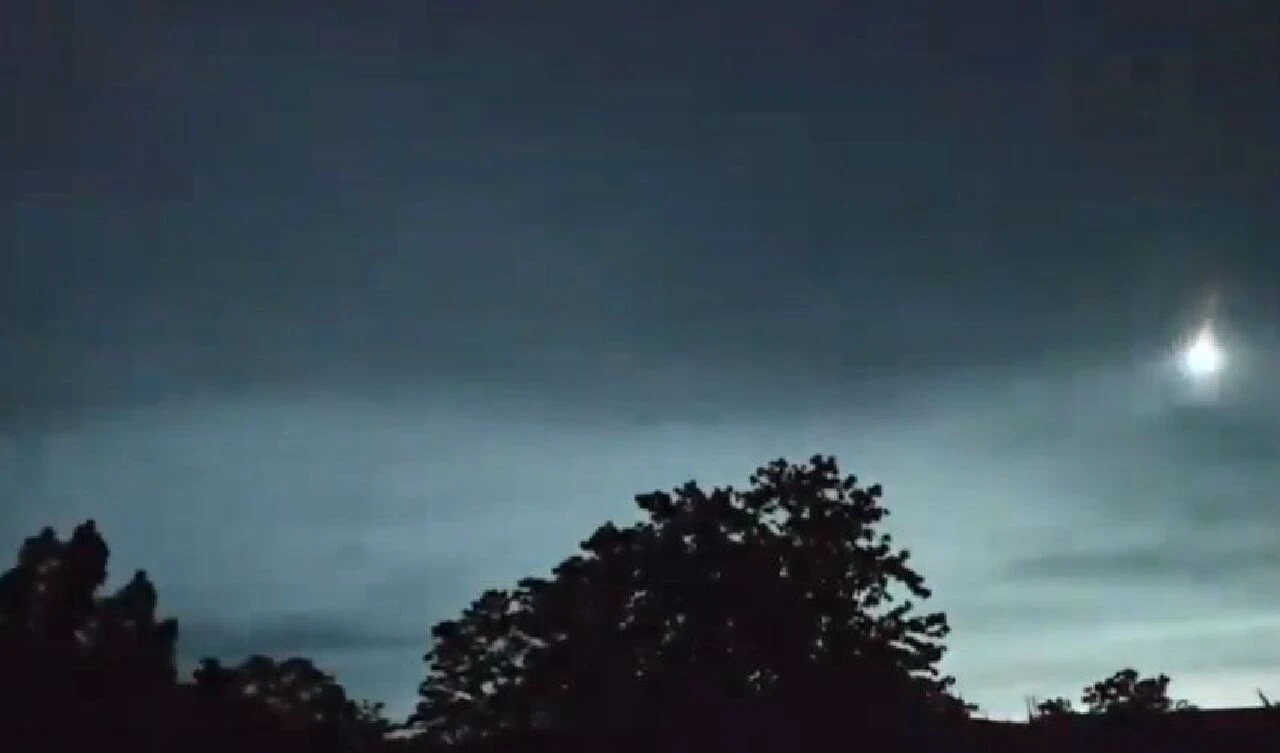 Gökyüzünde patlayan 'ateş topu': Zifiri karanlığı gündüze çevirdi - 4. Resim