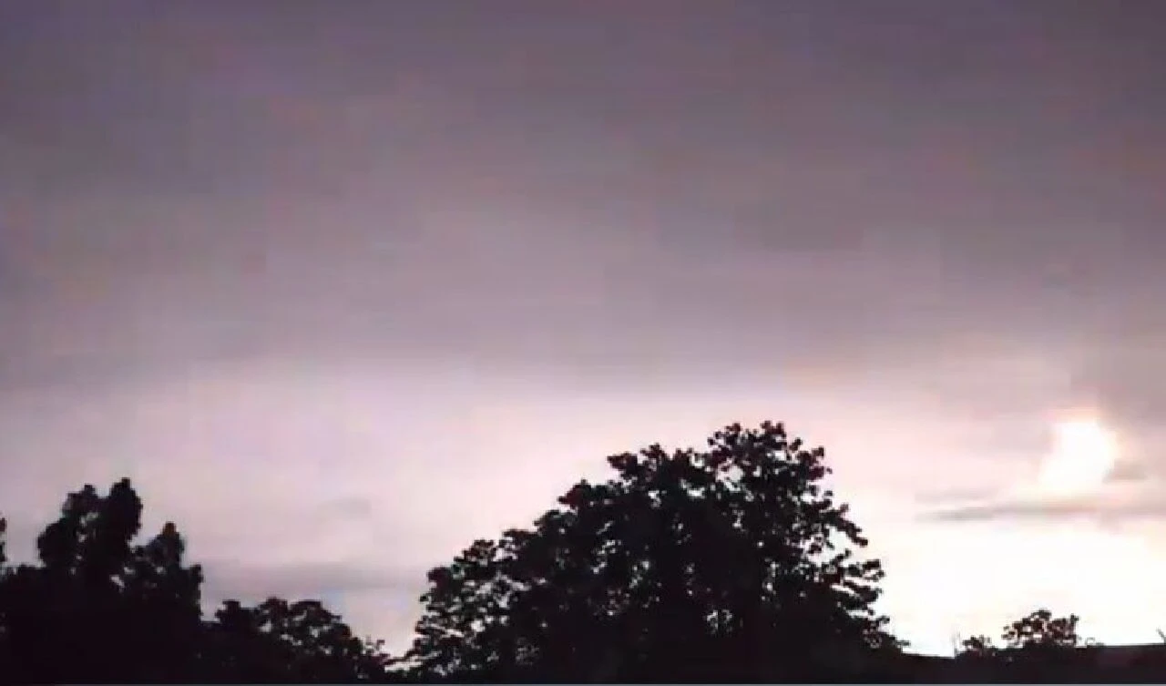 Gökyüzünde patlayan 'ateş topu': Zifiri karanlığı gündüze çevirdi - 3. Resim