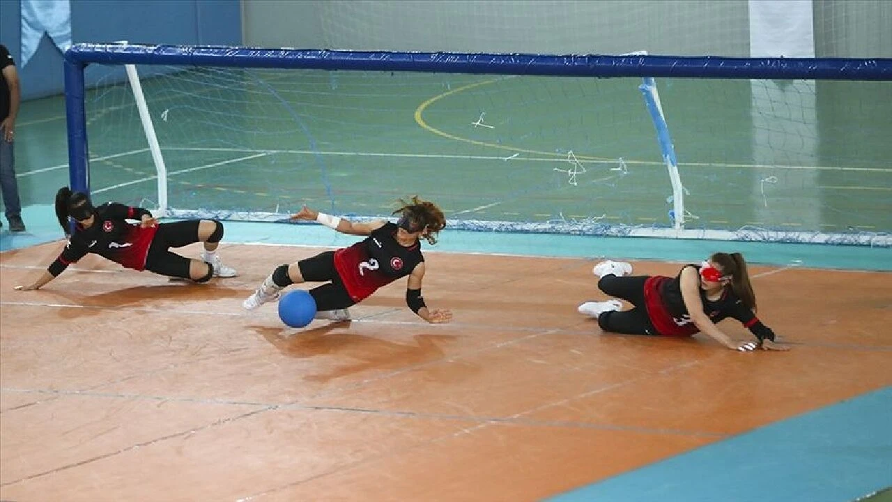 Golbol görme engelli sporcular tarafından üçer kişilik iki takım ile oynanıyor - 1. Resim
