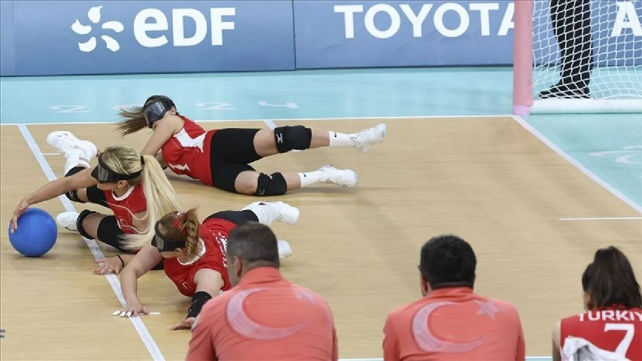 Golbol görme engelli sporcular tarafından üçer kişilik iki takım ile oynanıyor - 2. Resim