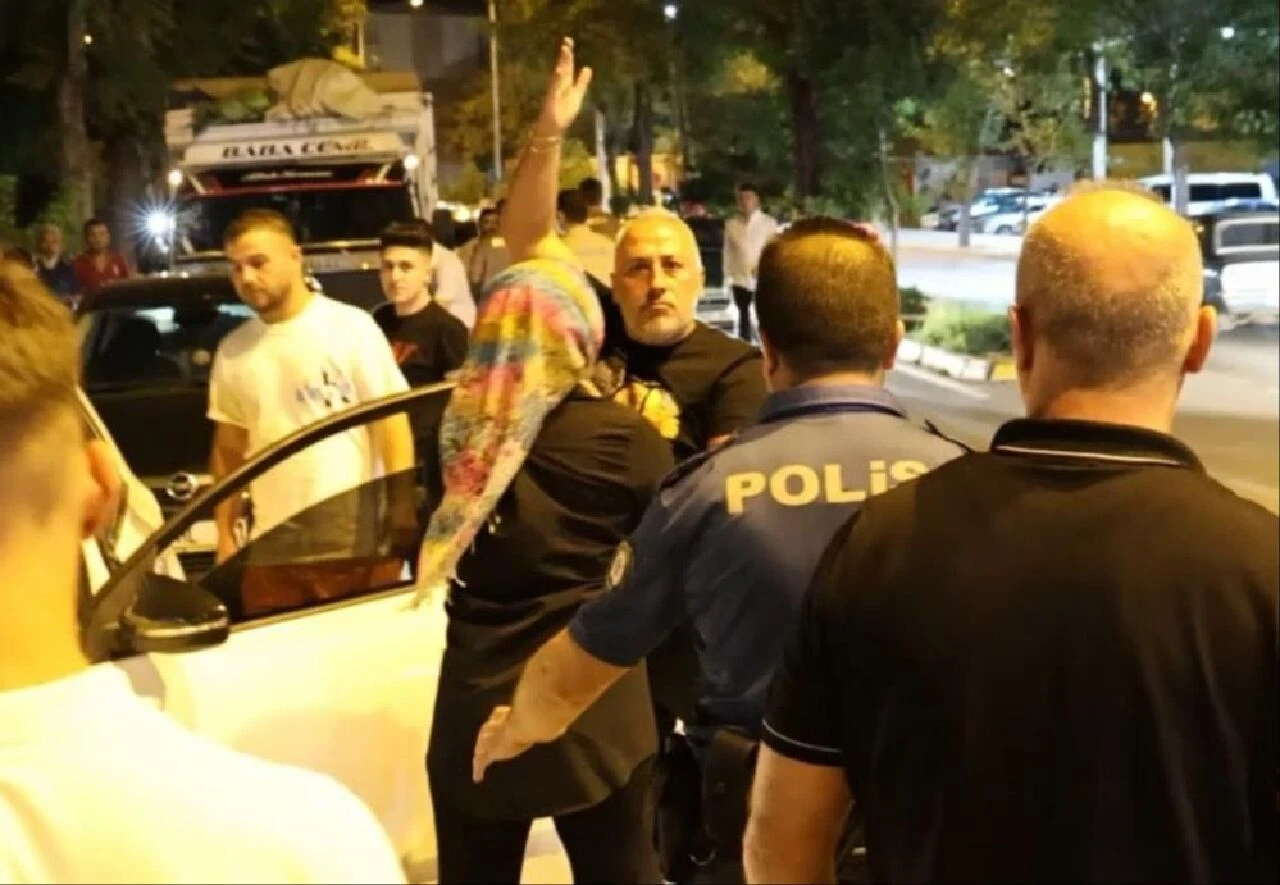 Hem hatalı hem öfkeli! Polise yasal olmayan işlem teklif etti, gazetecilere saldırdı - 3. Resim