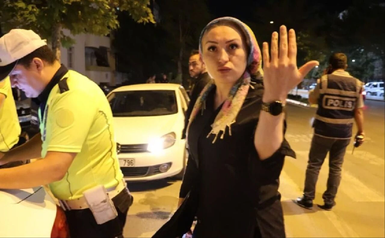 Hem hatalı hem öfkeli! Polise yasal olmayan işlem teklif etti, gazetecilere saldırdı - 1. Resim