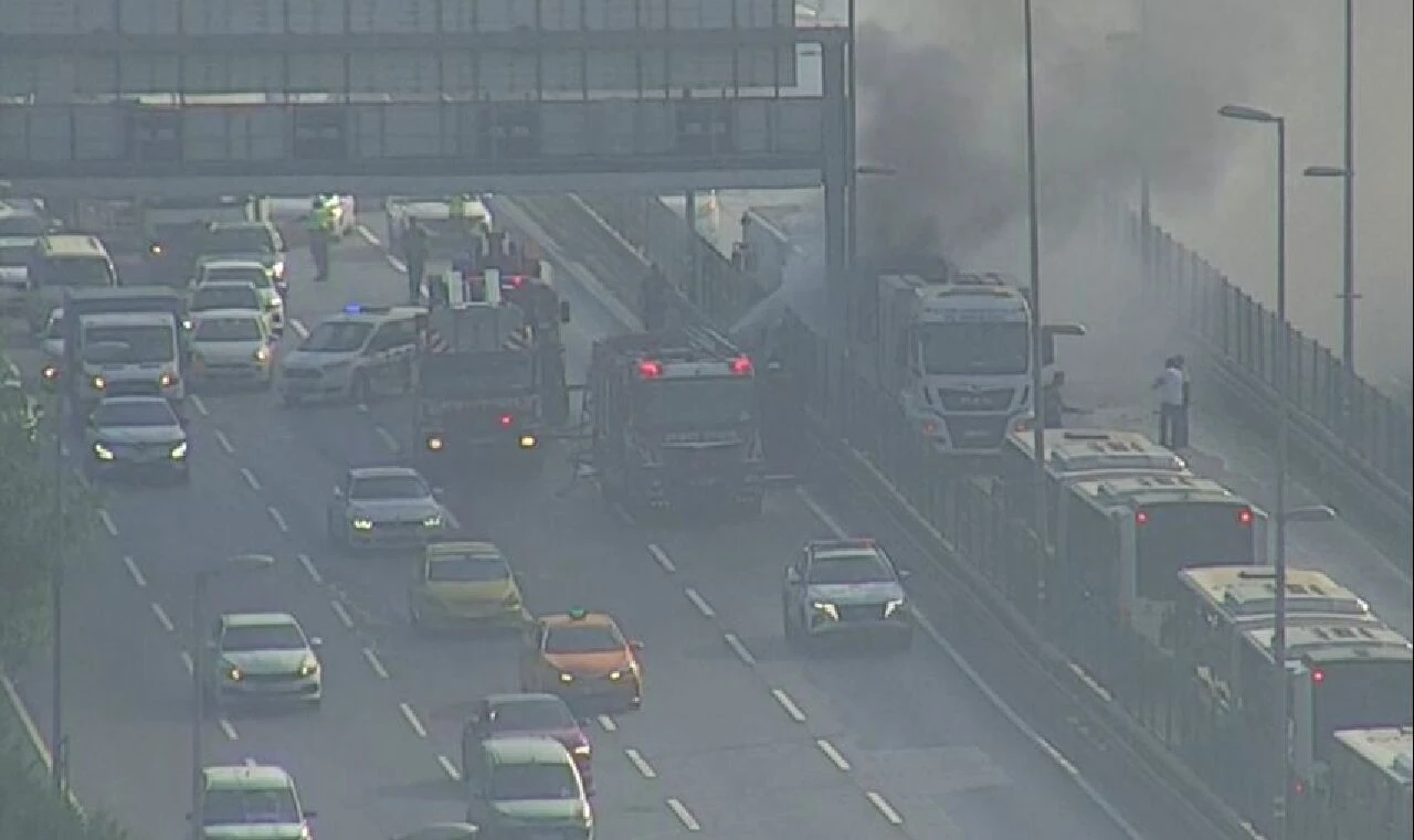 İstanbul Halıcıoğlu'nda metrobüs yandı! Seferlerde aksama yaşanıyor - 1. Resim