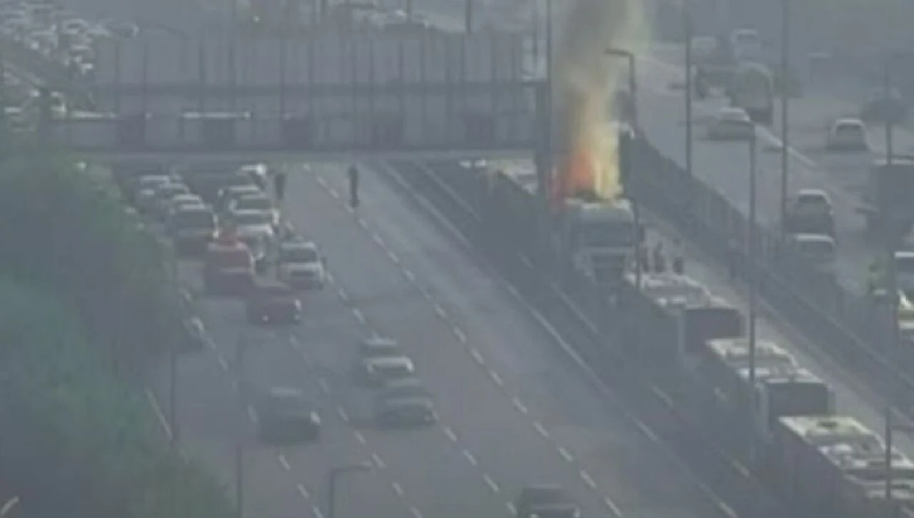 İstanbul Halıcıoğlu'nda metrobüs yandı! Seferlerde aksama yaşanıyor - 2. Resim
