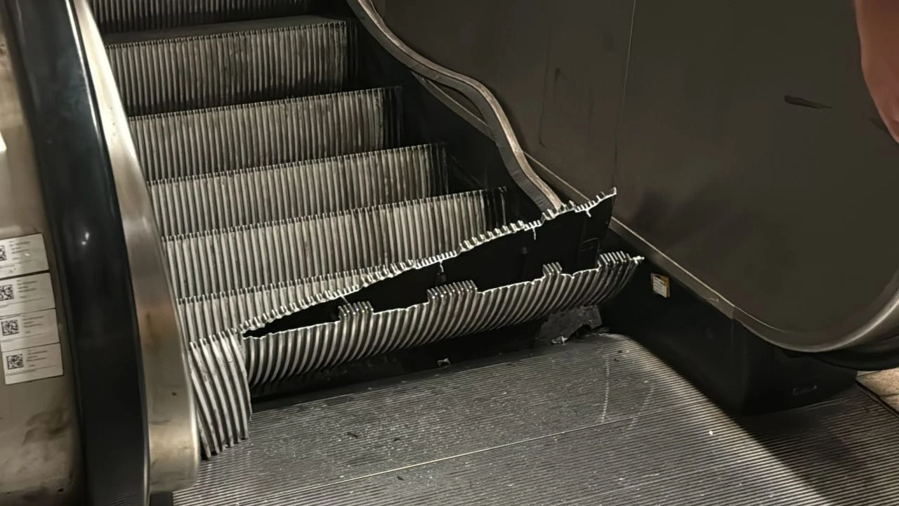 İstanbul'da iş çıkışı metro faciası: Bir anda ikiye kırıldı - 1. Resim